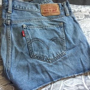 Low rise Levi’s shorts